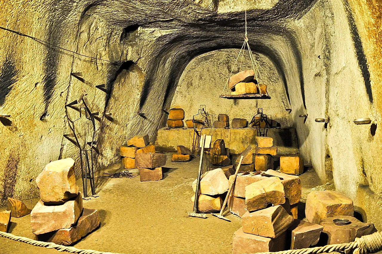 Reconstruction of a tuff quarry with cut blocks and tools in the Naples underground